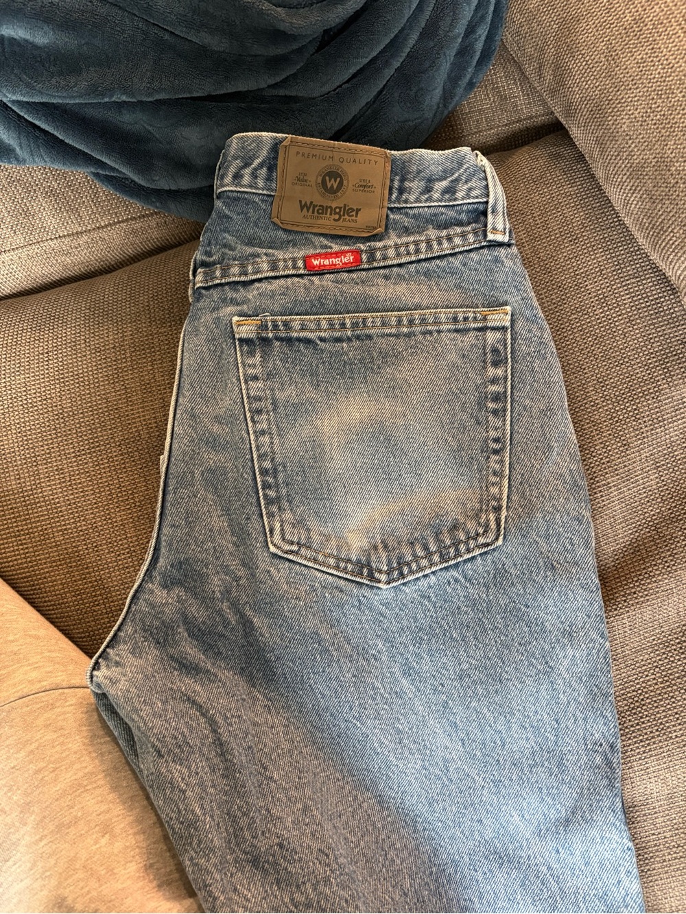 Wrangler Men’s Light Blue Washed Denim Relaxed Jeans